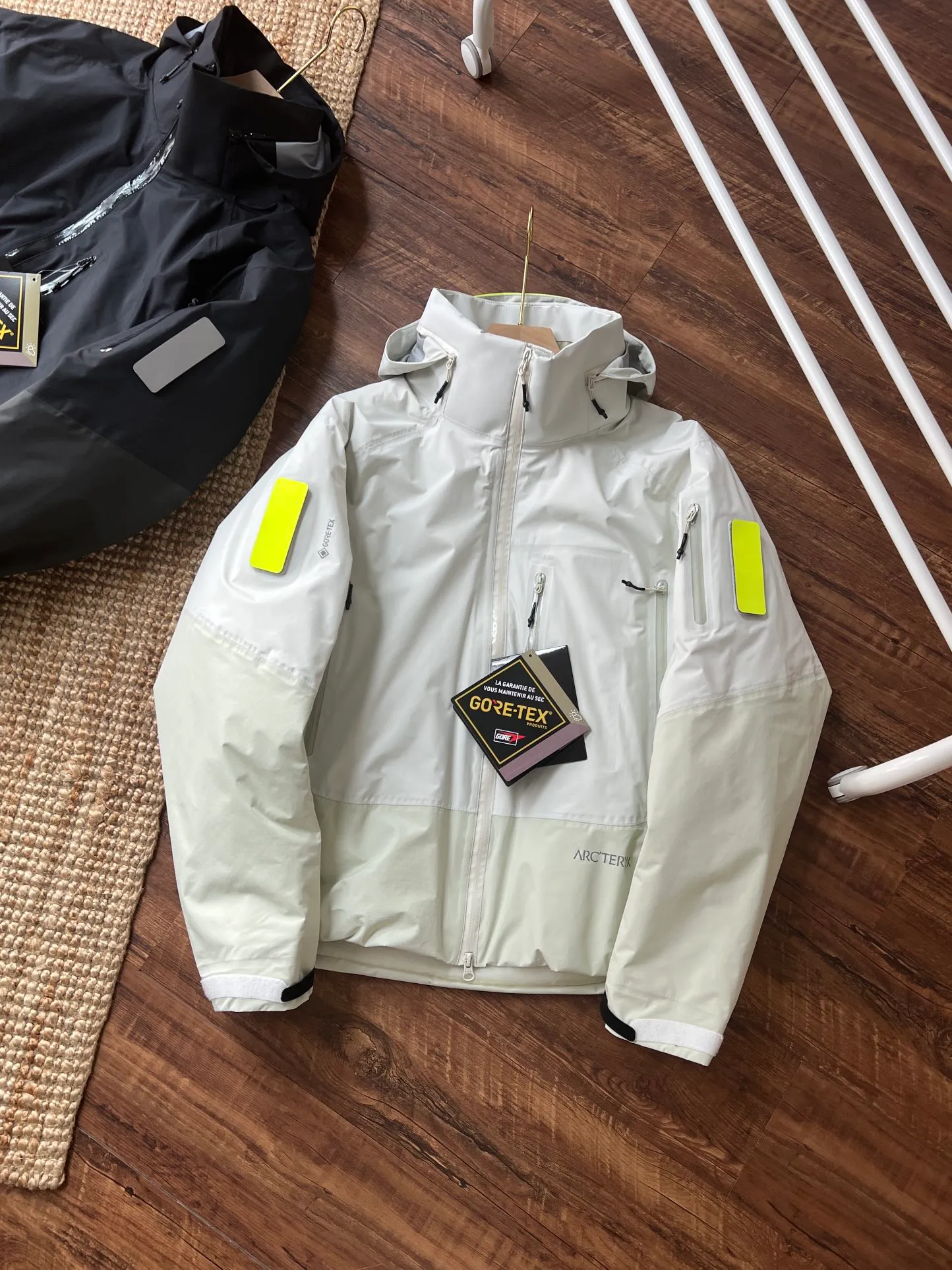 【Hot Sale 】 Arctervx SYSTEMA Series Axis Insulated，Jacket ， Same Style 💥 ， Wear-Resistant ，Breathable ~ ， Breathable ， Breathable ， ， Velcro® ，3L GORE TEX Cknit 40d，gsm e PTFE ， 100% ，20d ， DWR 40gsm，TPU Coreloft TM Continuous 65 (65g/m 2) ， Arc teryx ，Sto WHOOd TM ， ， SIZE：S M L XL XXL Size S 118 66 160~165 90~120 M 122 68 165~170 130~145 L 126 71 170~175 150~155 XL 130 74 175~180 160～165 XXL 132 76 180~185 170～190